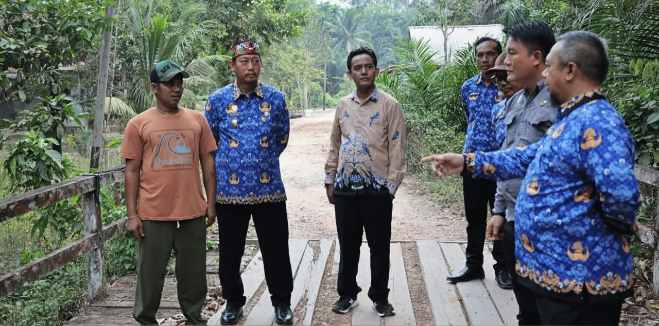 Bupati Sukamara Tinjau Langsung Jalan dan Jembatan di Desa Kenawan, Komitmen Pemerataan Infrastruktur Desa