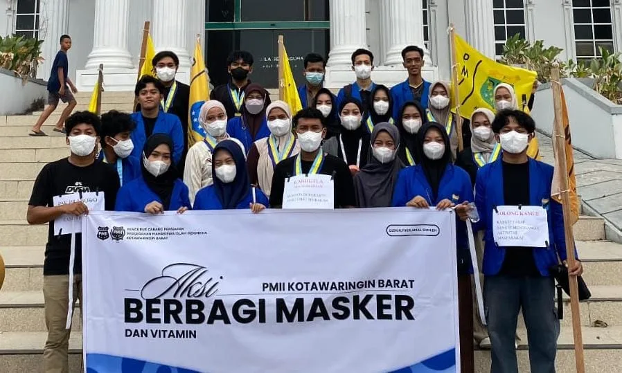 PC (P) PMII Kotawaringin Barat Gelar Aksi Berbagi Masker dan Vitamin untuk Warga Terdampak Kabut Asap di Pangkalan Bun