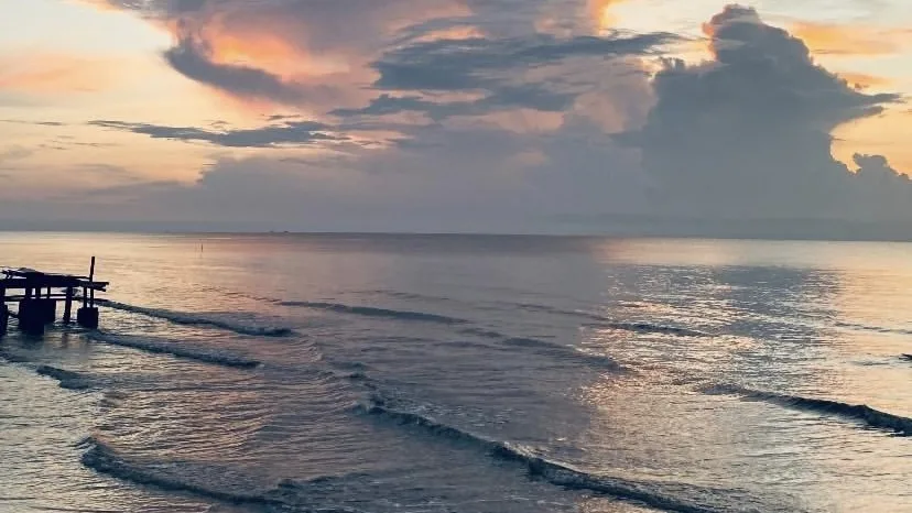 Keindahan sunrise di Pantai Anugrah Desa Sungai Tabuk, Kabupaten Sukamara, Sukses Membuat Terpukau Para Wisatawan Pada Pagi Hari