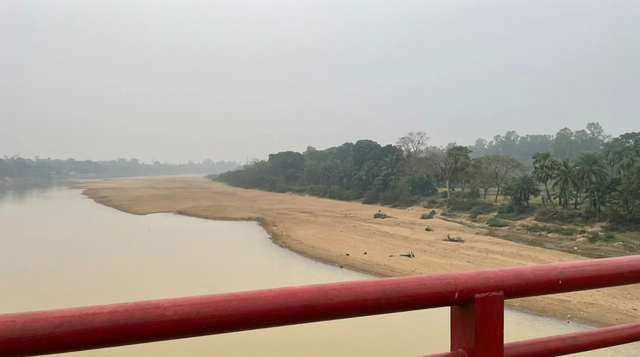 Air Sungai Seruyan Menyurut, Dampak Kemarau Panjang Terlihat di Jembatan Asam Baru Kuala Pembuang