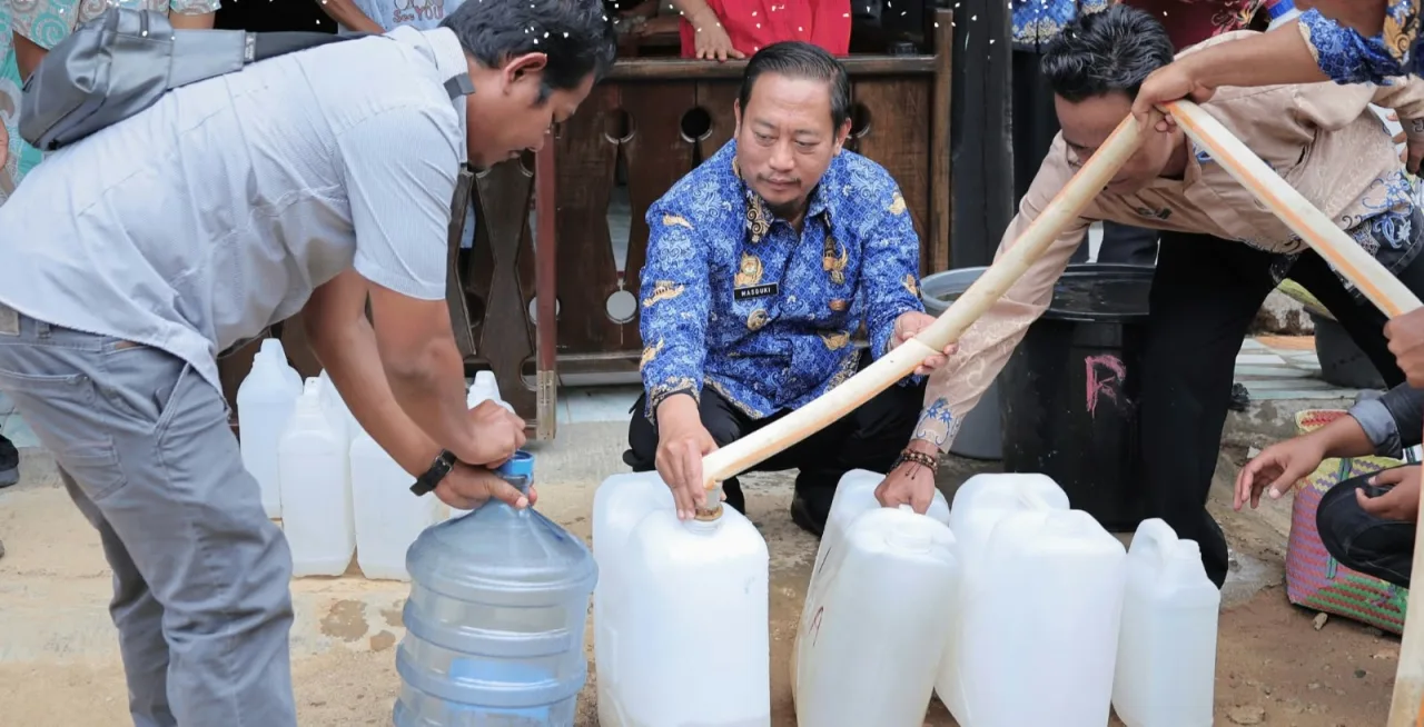 Bupati Sukamara Turun Tangan Salurkan Bantuan Air Bersih ke Desa Kenawan