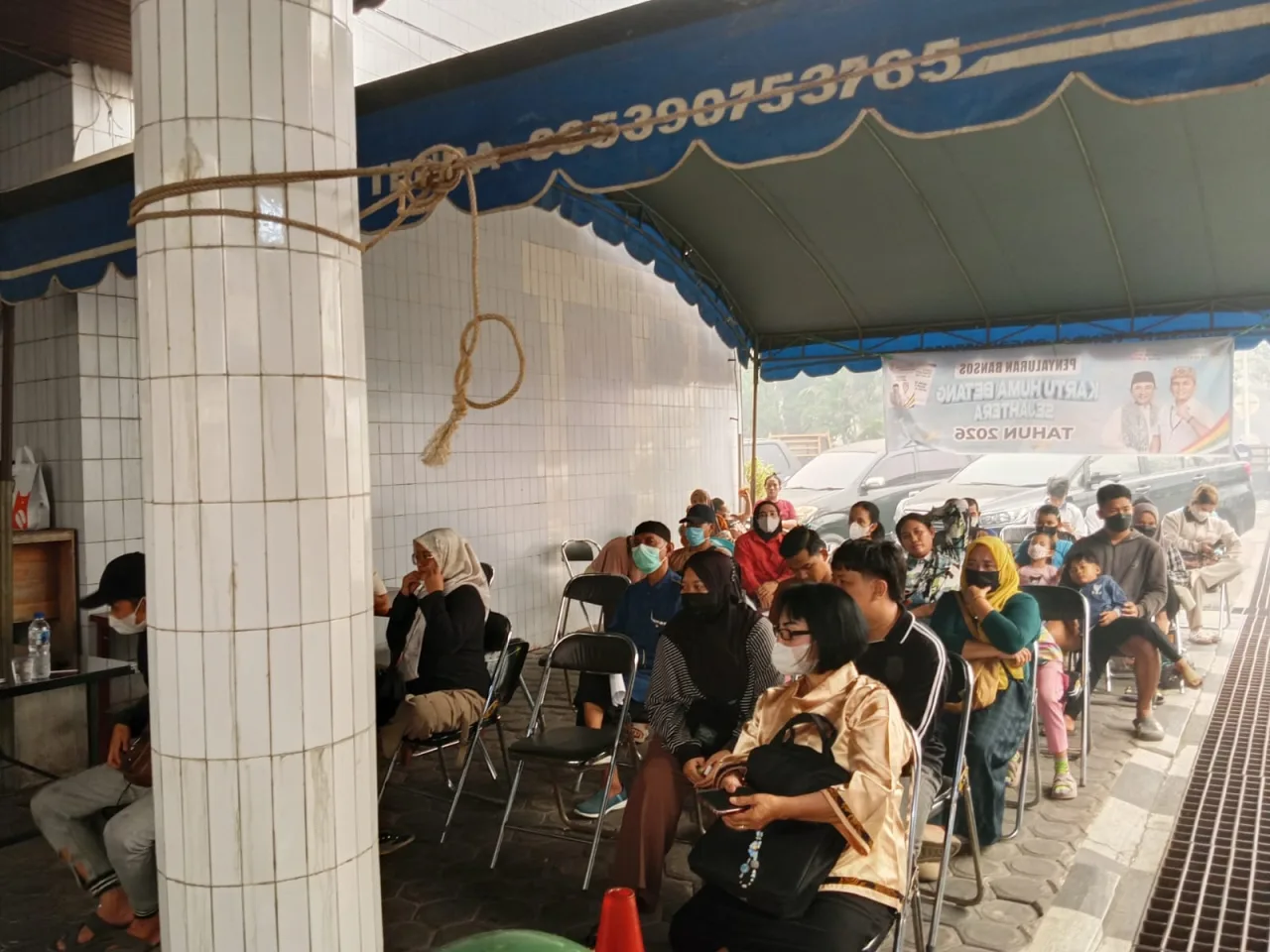 Ratusan Warga Antre Pengambilan Dana Kartu Huma Betang Sejahtera di Bank Kalteng